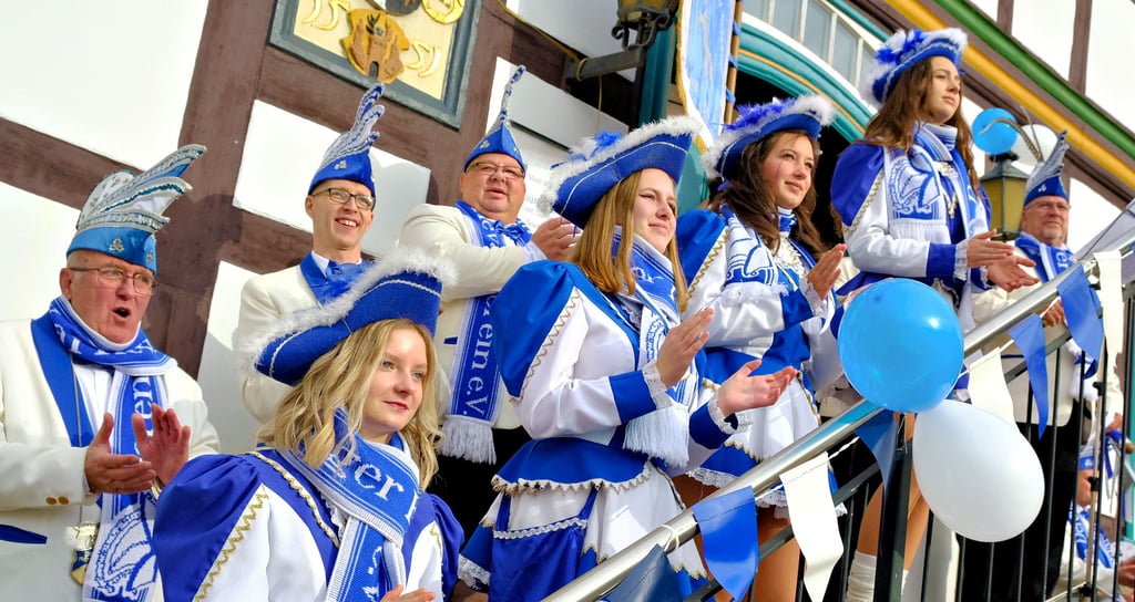 Stimmungsvoller Karnevalsauftakt am Sonnabend um 11.11 Uhr am historischen Derenburger Rathaus. Mit Stimmungsliedern und Tänzen starteten die Narren in ihre 66. Session. Sie planen nach zwei Jahren Corona-Pause auch wieder vier große Festsitzungen sowie Karnevalnachmittag für die Kinder und die Senioren.