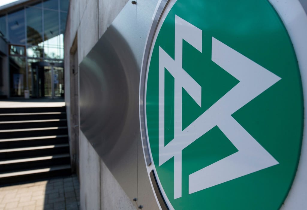 Das Logo des Deutschen Fußball-Bundes (DFB) an der DFB-Zentrale in Frankfurt am Main.