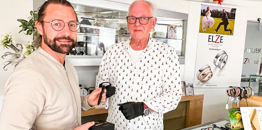 Grafiker Silvio Merkwitz und Uhrmachermeister Christian Elze mit der neuen Kreation.