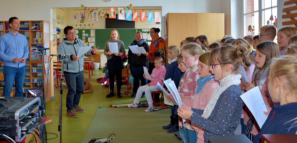 Probe mit dem Komponisten des Halberstädter Weihnachtsliedes, Carsten Stober (links im Bild) und Schulleiter Sebastian Lütgert vor der Aufnahme. In der Miriam-Ludner-Schule wurde die neue Weihnachtshymne aufgezeichnet, die künftig im Advent unterm „Weihnachtsbaum für Alle“ erklingen soll.