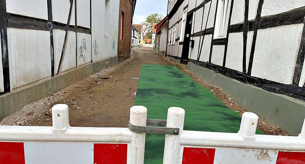 Blick in die Töpferstraße in Tangermündes Innenstadt – nach Abschluss der Leitungsarbeiten im Untergrund ruht die Baustelle.