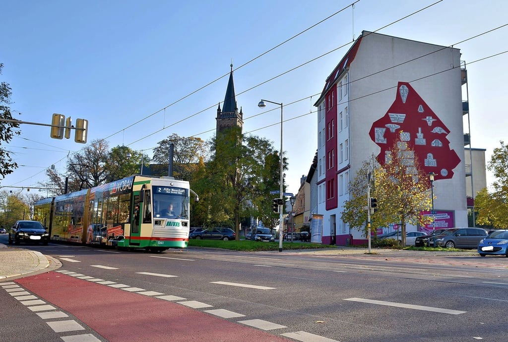 Blick auf die Schönebecker Straße in Magdeburg-Buckau an der Krezung zur Bleckenburgstraße. Hier könnte ab 2028 saniert werden.
