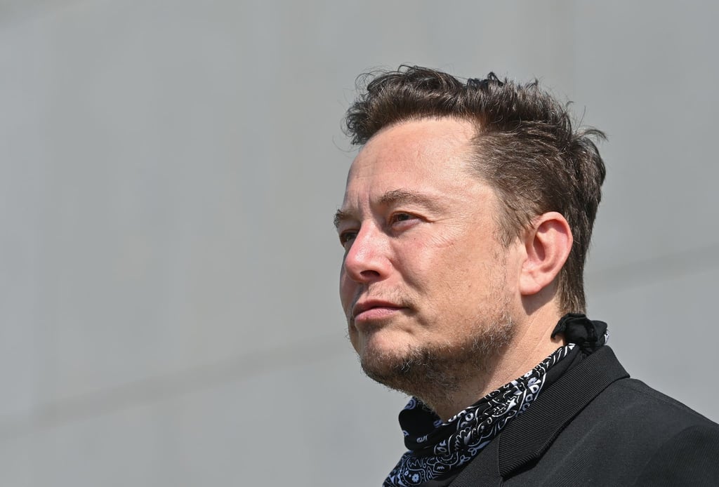Der Tech-Milliardär Elon Musk baut den Online-Dienst Twitter nach seiner Übernahme um.
