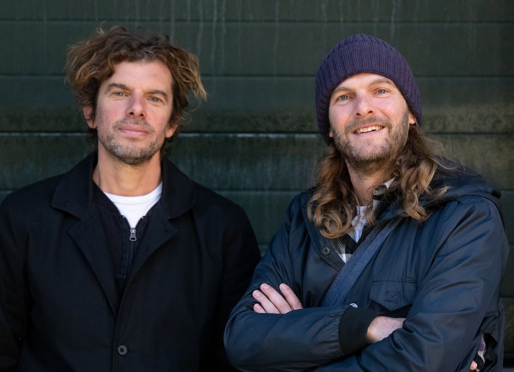 Peter Brugger (r), Sänger und Gitarrist, und Rüdiger „Rüde“ Linhof, Bassist, der Band Sportfreunde Stiller aufgenommen bei einem Interview.