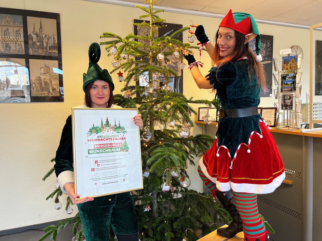 Sarah Nuñez und Anja Szumodalsky schmücken den Wunschbaum.