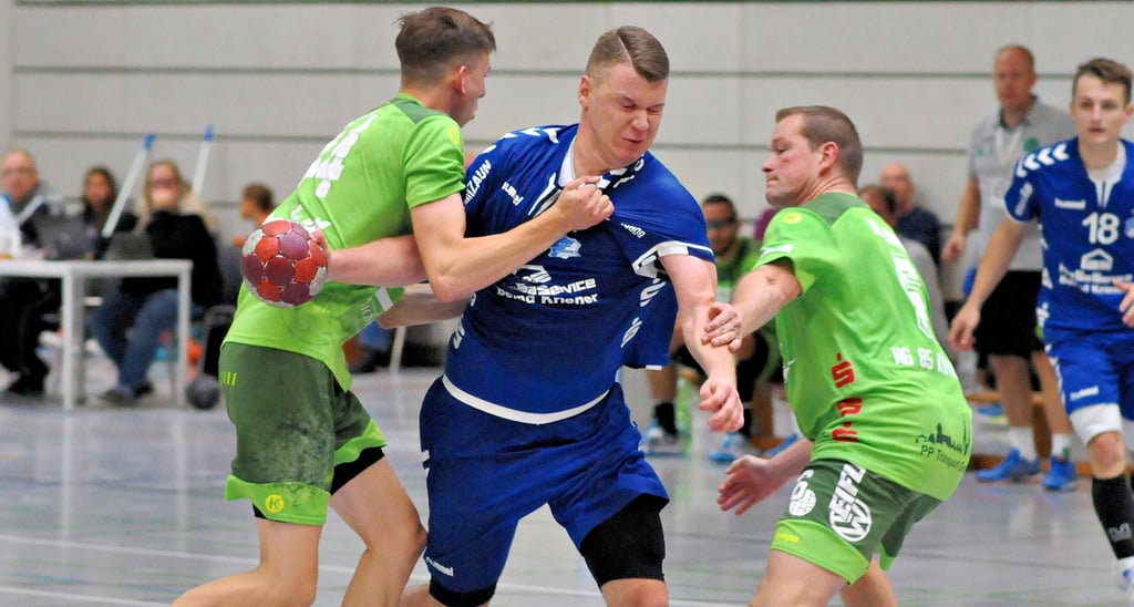Marius Harig (Mitte) und die TSG Calbe setzten sich beim HSV Haldensleben am Ende deutlich durch. Schlüssel zum Erfolg war eine Umstellung auf Manndeckung in der zweiten Halbzeit.