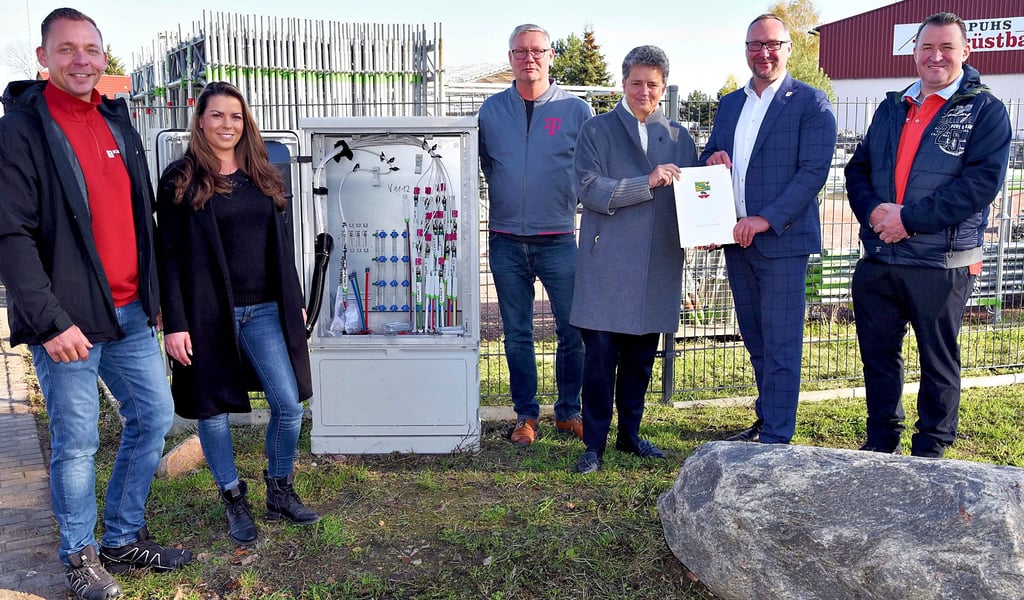 Breitbandausbau ist für Unternehmer wie Christian und Monique Kapuhs (v.l.) und Rainer Jelinek (r.) wichtig, erfuhr Ministerin Hüskens (3. v. r.) in Kühren. Marco Gleau von der Telekom (M.) und Bürgermeister Bahn sehen das genauso.