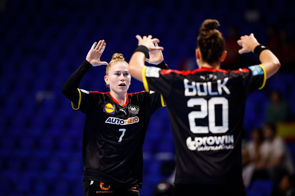 Meike Schmelzer und Emily Bölk klatschen nach einem Treffer gegen Spanien ab.