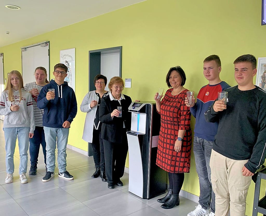 Neben den Schülern der 8b waren auch Monique Michl vom Landkreis, Vinny Zielske vom TAV und Schulleiterin Astrid Ribke (von links) bei der Einweihung des Trinkbrunnens dabei.