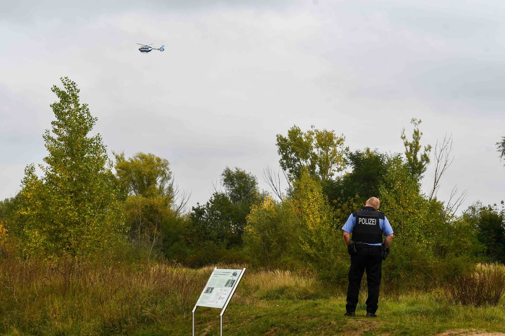 Ein Hubschrauber der Polizei über dem Neustädter See: Ein zwei Jahre altes Kind ist in Magdeburg bei einem Ausflug mit seiner Kita-Gruppe in dem See ertrunken.