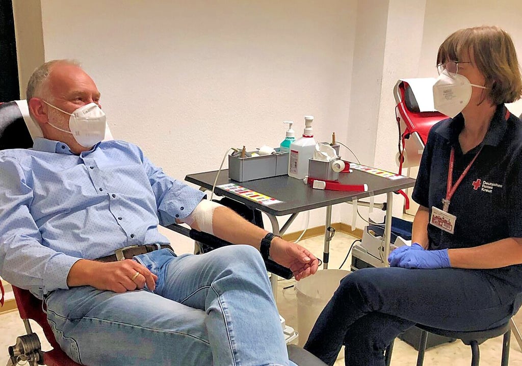 Blutspender Steffen Bieda im Gespräch mit Simone Rückbrod vom DRK-Blutspendedienst NSTOB
