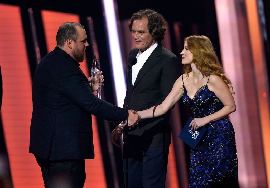 Die Hollywood-Stars Jessica Chastain und Michael Shannon überreichen Luke Combs den Preis für den „Entertainer des Jahres“.