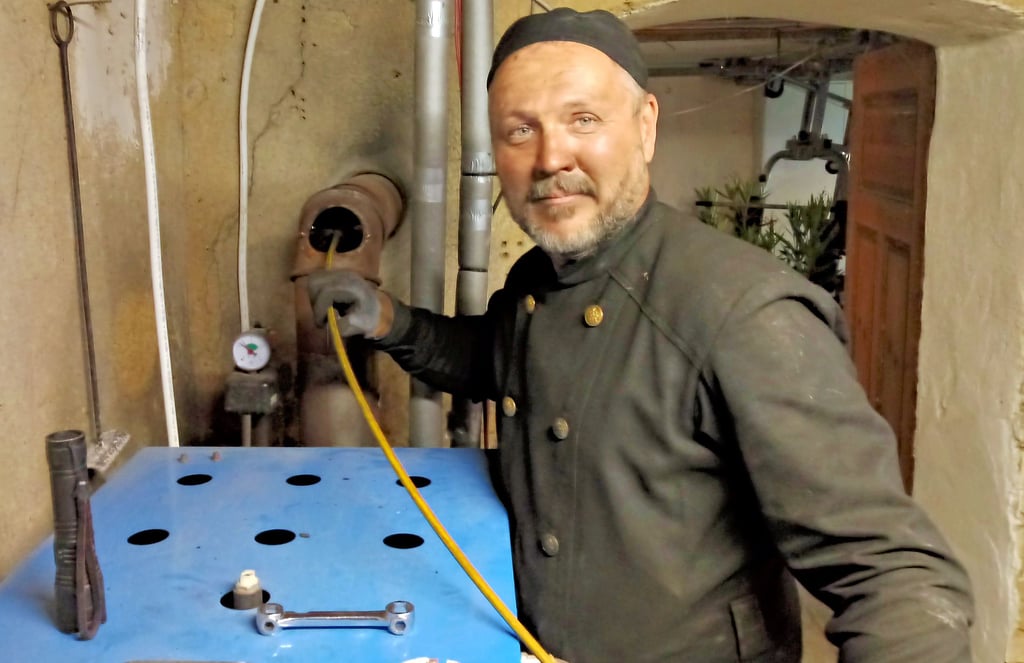 Norman Handge aus Wanzleben beim Havarieeinsatz mit einem Pelletofen. Der Fachmann ist für den Schornsteinfegermeister Stephan Banskiewicz tätig.