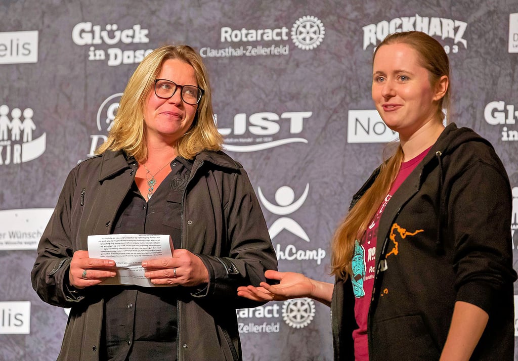 Festival-Veranstalterin Daniela Glogner und Rotaract-Projektleiterin Jördis Heßke fassten diesen Dank in ihrer gemeinsamen Ansprache zusammen: „Rockharz-Fans, Ihr seid pfandtastisch!“