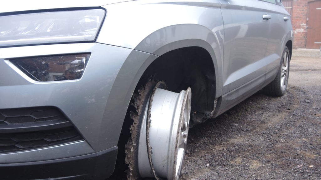 Ein Unfall unter Alkoholeinfluss und mit Fahrerflucht hat sich in der Nacht zum Sonntag in Estedt ereignet. Der Skoda rammte einen Bordstein. Dabei verlor der Fahrer seinen linken Vorderreifen.