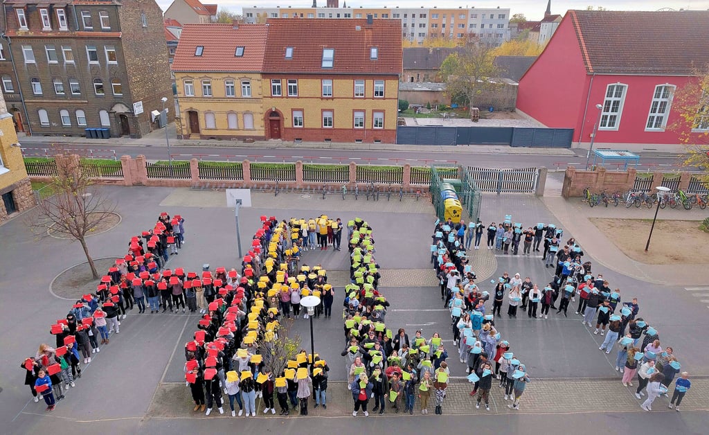 Raguhn, Helene-Lange Schule, Aktion Schriftzug auf dem Schulhof