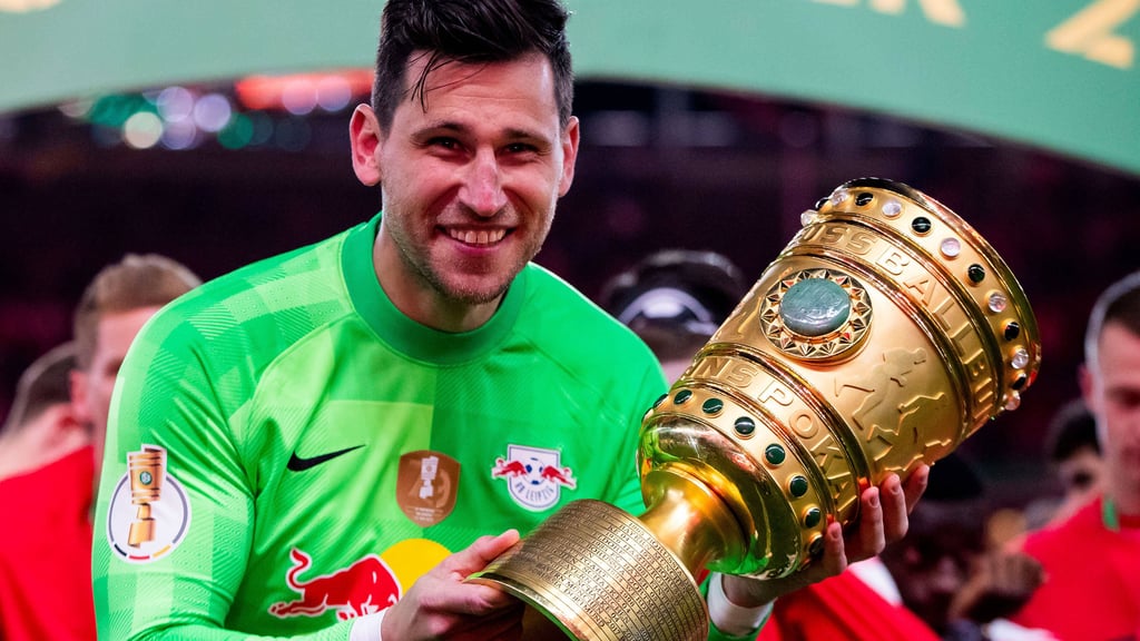 Philipp Tschauner mit dem DFB-Pokal.