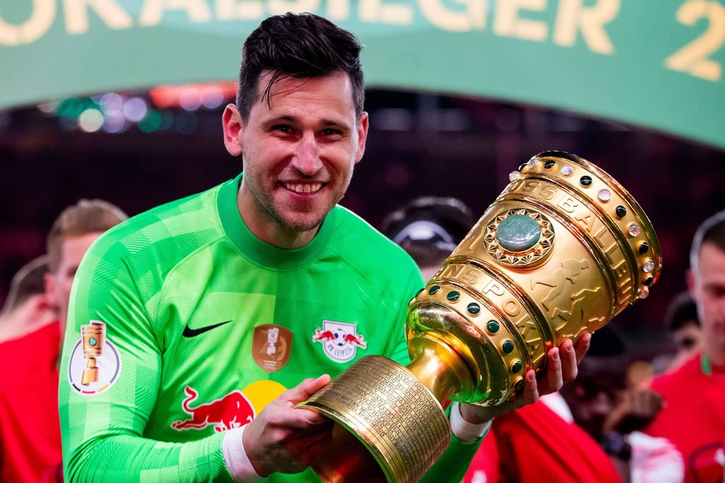 Philipp Tschauner mit dem DFB-Pokal.
