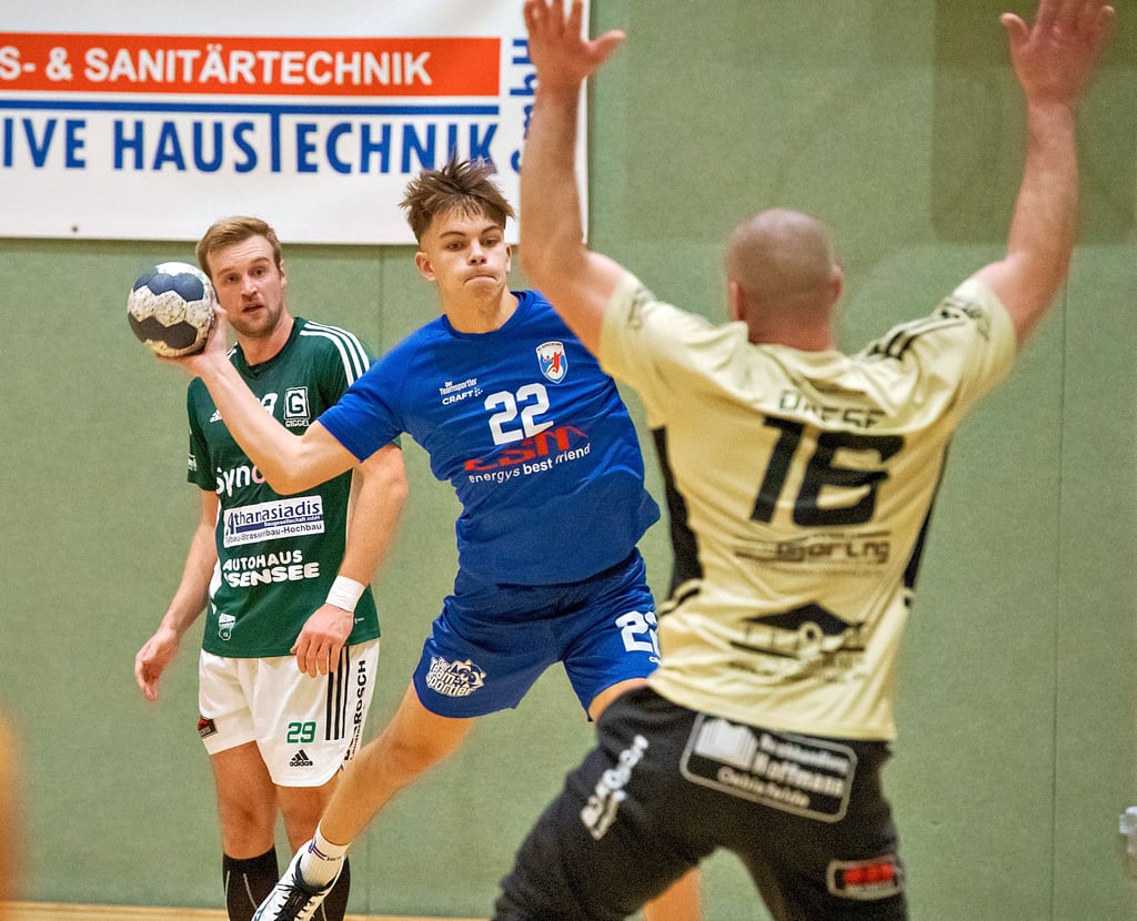 Bei seinem Debüt in der zweiten Burgenland-Männermannschaft erzielt der gerade erst 17 Jahre alt gewordene Maxim Slamka, hier gegen Ex-HCB-Keeper Thomas Drese, auch sein erstes Tor in der Sachsen-Anhalt-Liga.