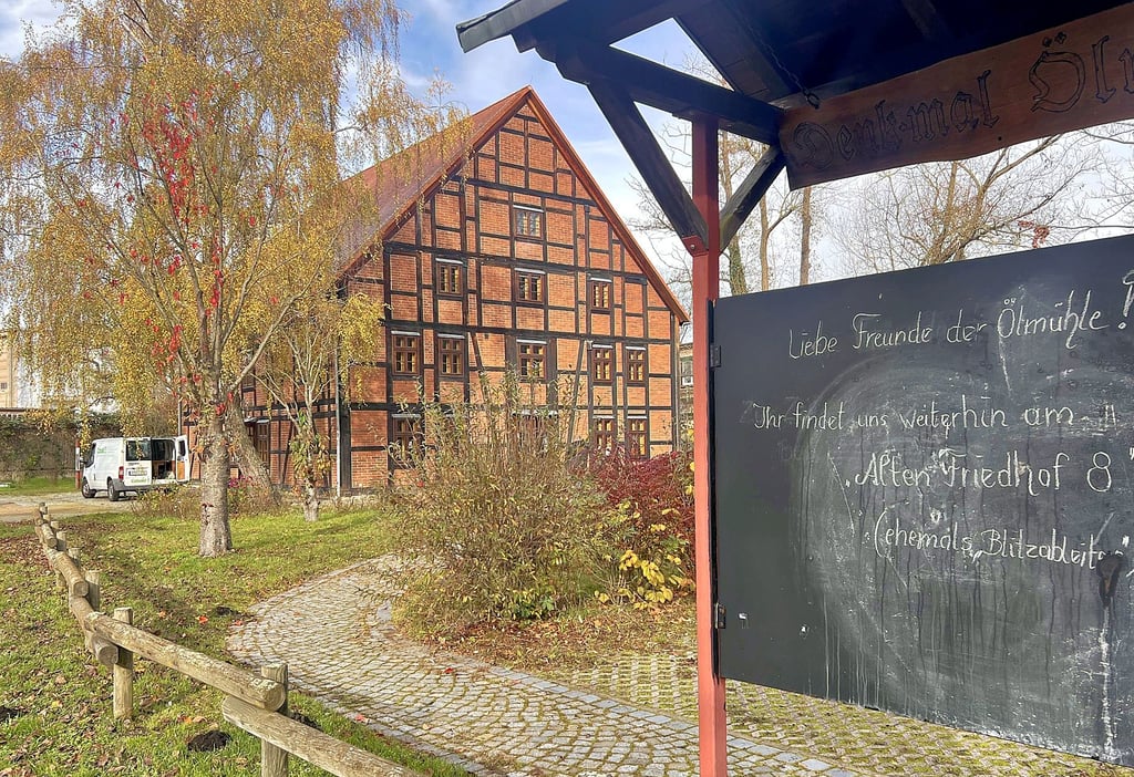 Die Ölmühle ist immer noch geschlossen. Das Schild verweist auf den Ausweichstandort bei der Awo.