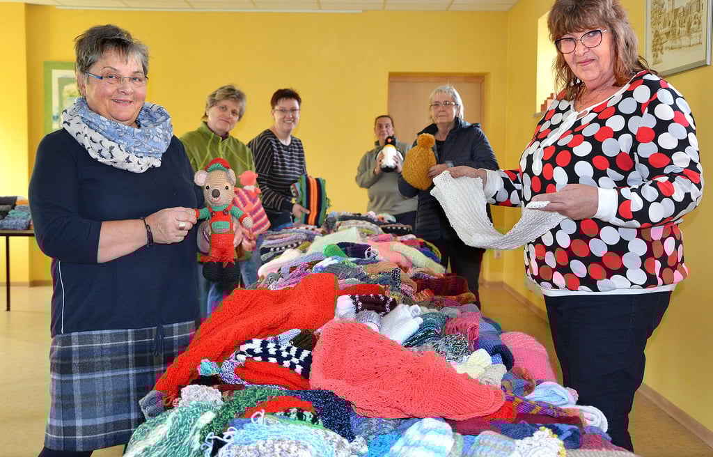 Übergabe der Strickwaren an die Adventgemeinde Seehausen. Gisela Killinger (2. von rechts) hat allein 650 Teile gestrickt.