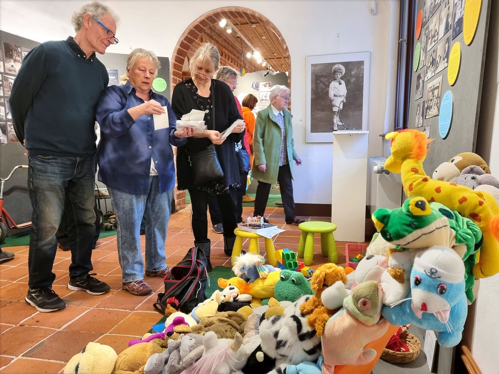 Ein Blick in einen Teil der neuen Ausstellung im Havelberger Prignitz-Museum, in dem sich kleine Kinder mit Sicherheit in eine oder gleich mehrere Plüschfiguren verlieben dürften. Gleich ein ganzer Berg von diesem knuddeligen Spielzeug wird dort gezeigt.