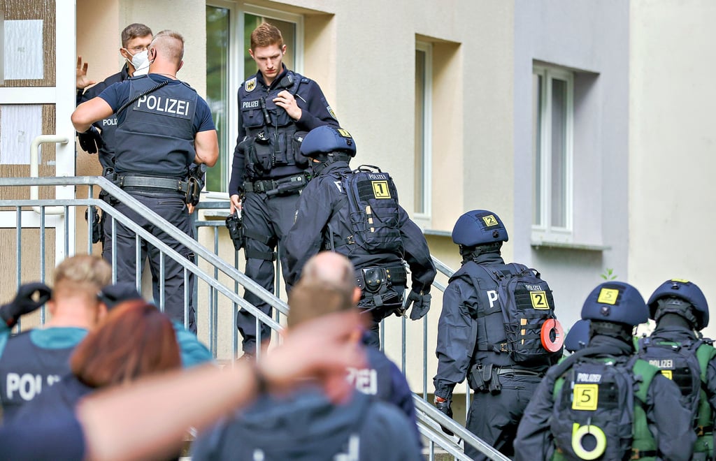 Bei einer bundesweiten Razzia durchsuchten Polizisten im Jahr 2020 Wohn- und Geschäftsräume einer Schleuserbande. Nun hat in Halle der Prozess gegen ein mutmaßliches Mitgleid begonnen.