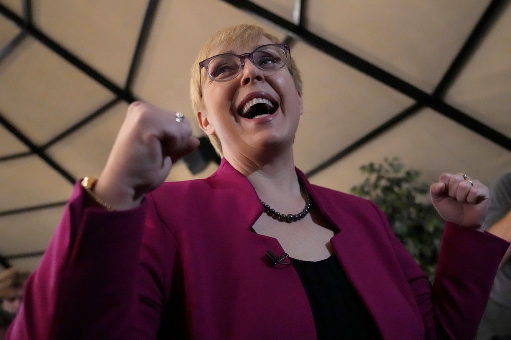 Die liberale Kandidatin Natasa Pirc Musarat feiert in ihrem Wahlbüro ihren Wahlsieg.