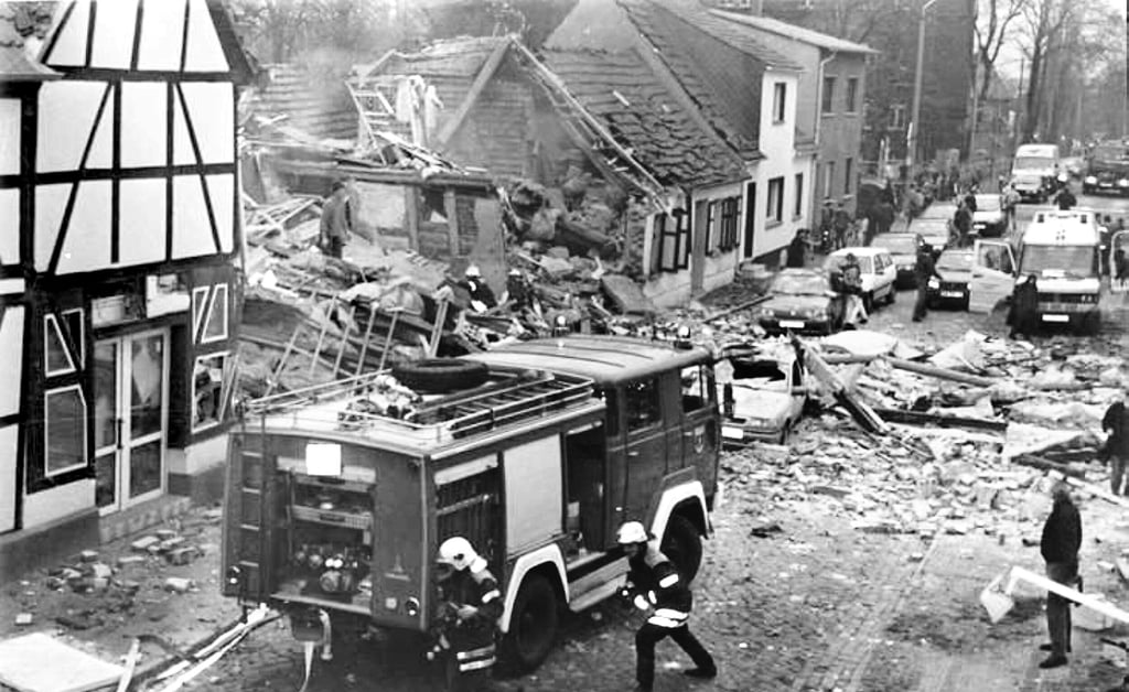 Nach der Explosion glich die Kleine Schulstraße einem Trümmerfeld. Ein Haus war völlig zerstört, umliegende Gebäude stark beschädigt.