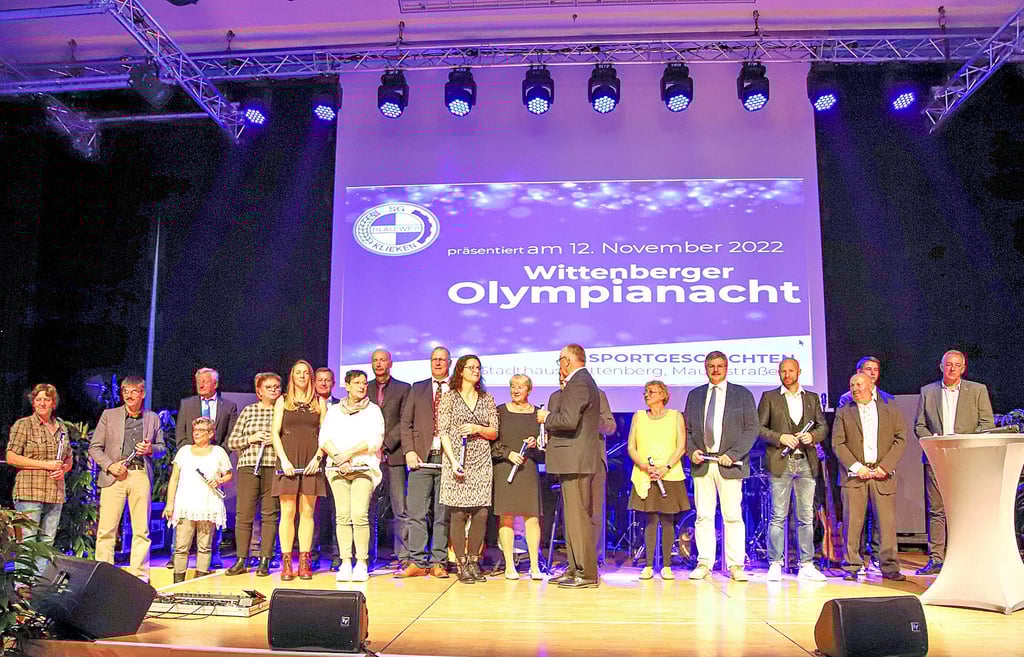 Ein Bild für die Ewigkeit: Die geballte Wittenberger Sportkompetenz wird im Stadthaus geehrt.