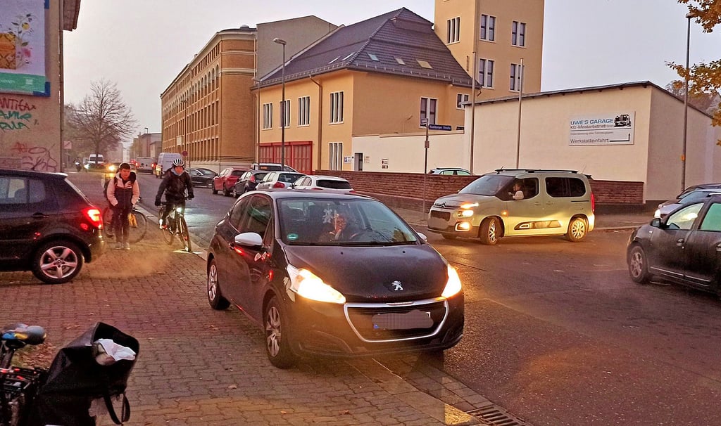 Auf dem Weg in die Schulen an der Nachtweide ergeben sich für Schüler oft gefährliche Situationen durch das hohe Verkehrsaufkommen. Hier hält ein Autofahrer halb auf dem Fußweg, während hinter ihm bereits Radfahrer und Schüler kommen.