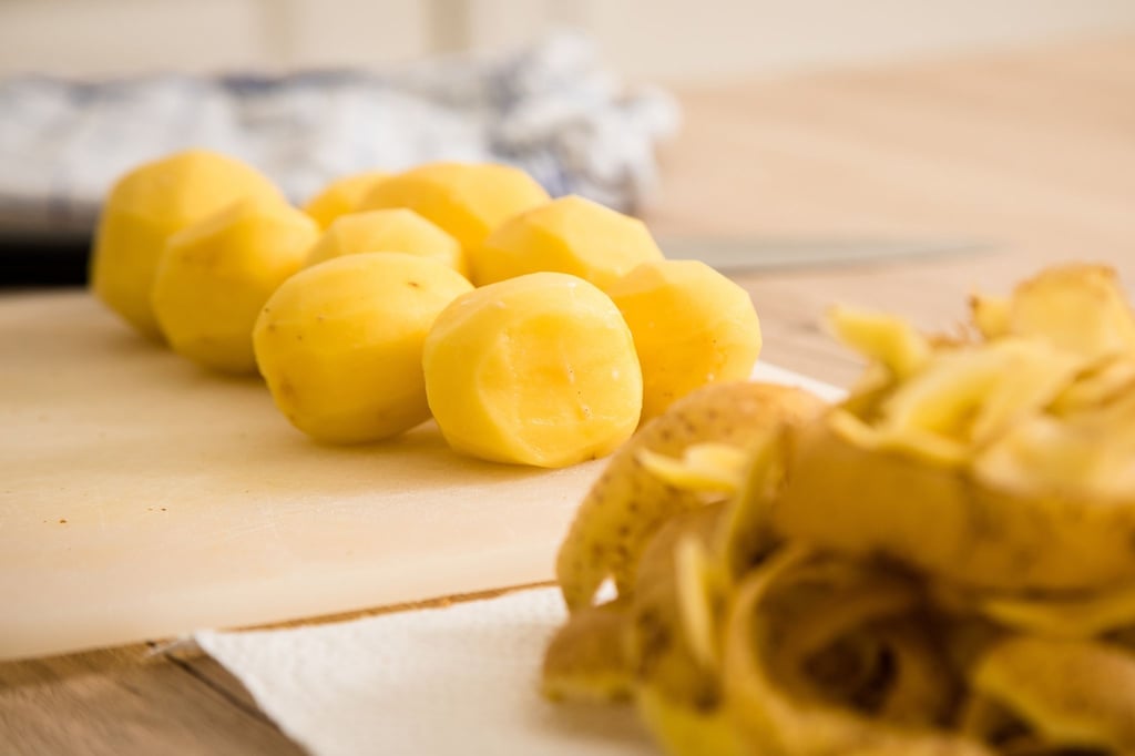 ie Kartoffeln werden vor dem Einkochen geschält und halbgar gekocht.