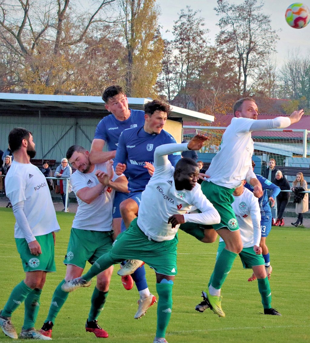 Im wahrsten Sinn des Wortes hoch her ging es im Duell zwischen Amsdorf (weiß) und dem FC Magdeburg II.