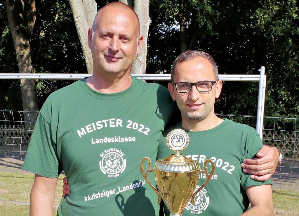 Im Sommer führte der Nedlitzer Trainer Dirk Bizuga (links) den SC Vorfläming in die Landesliga. Es war der größte Erfolg für den kleinen Landsportverein. Nun hat der Coach seinen Rücktritt erklärt, was er der Mannschaft um Kapitän Eduard Hahn mitgeteilt hat.
