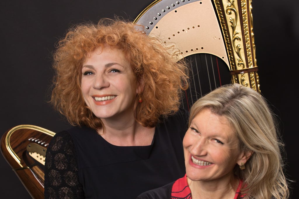 Die Schauspielerin Nina Hoger (links) und die Harfenistin Ulla van Daelen gastieren am Freitag, 18. November, im Gardelegener Schützenhaus.