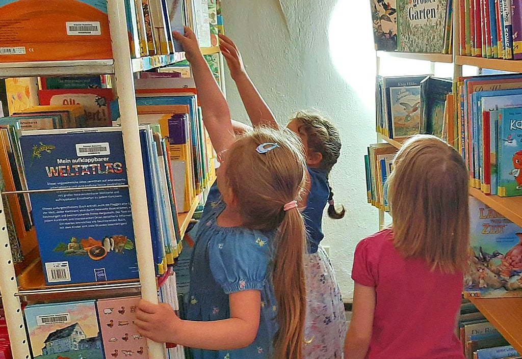 Zwischen den Regalen in der Kinderbibliothek im Blankenburger Ratskeller wird es auch schonmal eng. Nach der Neueröffnung hat die Bücherei 117 junge Leser neu hinzugewinnen können.