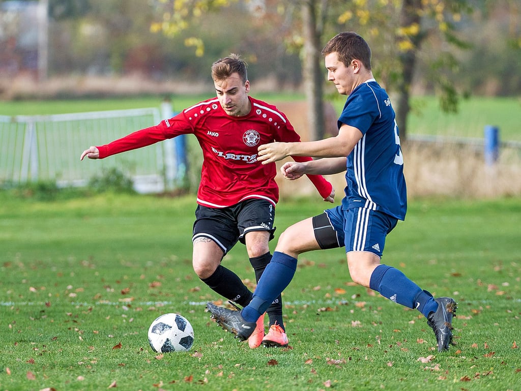 Zwei Torschützen im Kampf um den Ball: Clemens Lange (r.), der die Eintracht/Union-Kombination in Führung brachte, und Landesklasse-Kicker Marvin Christiani, der das Achtelfinalspiel in Lossa mit zwei Treffern zugunsten des Vorjahresfinalisten aus der Glockenstadt drehte.