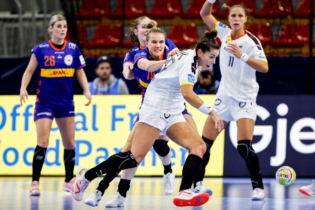 Deutschlands Emily Bölk und Xenia Smits (weiße Trikots) setzte sich gegen die Niederlande durch.