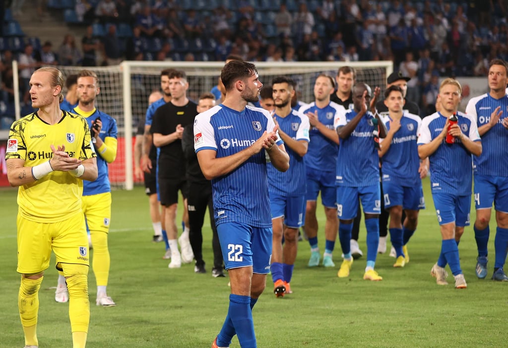 Symbolbild der Hinrunde: Torwart Dominik Reimann (.) und Defensivspieler Tim Sechelmann feierten zu selten mit den Fans und bekamen von den Rängen vermehrt nur aufmunternden Applaus.
