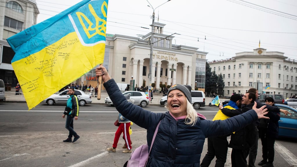 Ukrainer versammeln sich in der Innenstadt von Cherson, um die Rückeroberung ihrer Stadt zu feiern.