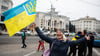 Ukrainer versammeln sich in der Innenstadt von Cherson, um die Rückeroberung ihrer Stadt zu feiern.