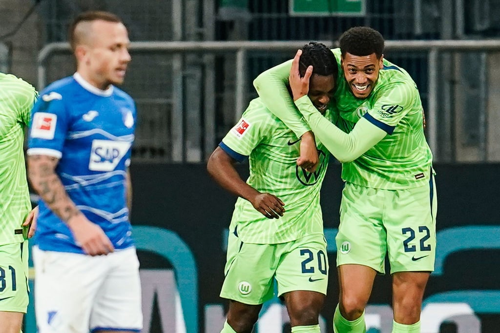 Wolfsburgs Torschütze Ridle Baku (l) jubelt mit Wolfsburgs Felix Nmecha über das Tor zum 1:2.