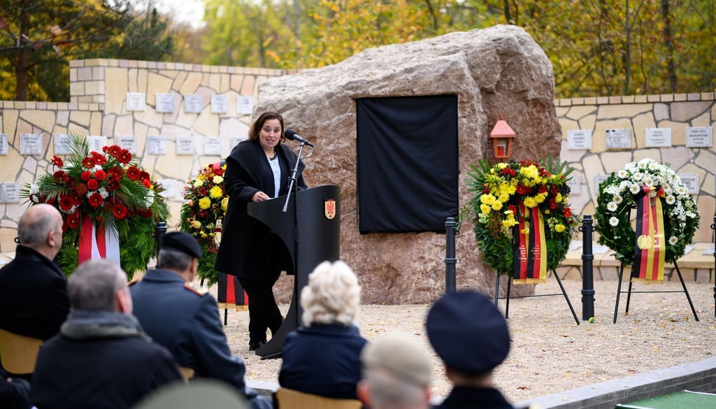 Tanja Menz, Mutter des gefallenen Soldaten Konstantin Menz, spricht bei der Eröffnung des Ehrenhains.