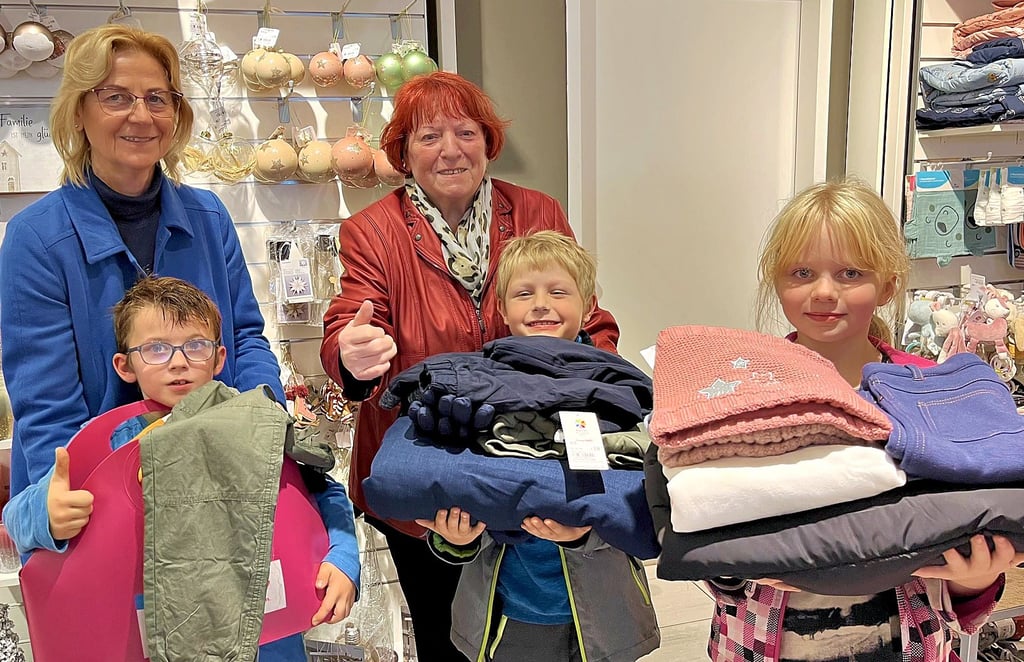 Angela Seibt (links) und Renate Adloff mit den ersten drei Kindern – Lukas (von links), Jeremie und Emma – die am Donnerstagnachmittag im Tangermünder Hansepark eingekleidet wurden.