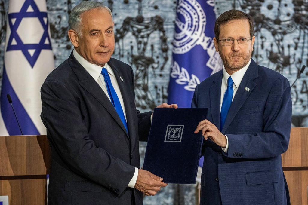 Benjamin Netanjahu (l) erhält vom israelischen Staatspräsidenten Izchak Herzog den Auftrag zur Regierungsbildung.
