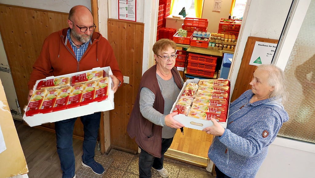 Sven Henning, Regina Hicksch und Karola Walter (von links) haben hier beim Entladen alle Hände voll zu tun.