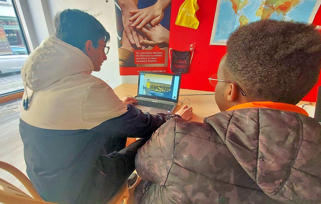 Syamad und Mohamed spielen „Serious Game - auf und davon“ bei der Demokratiewoche.
