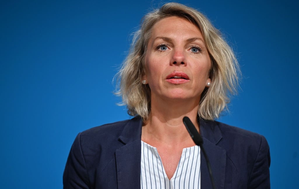Susanna Karawanskij spricht während einer Pressekonferenz.