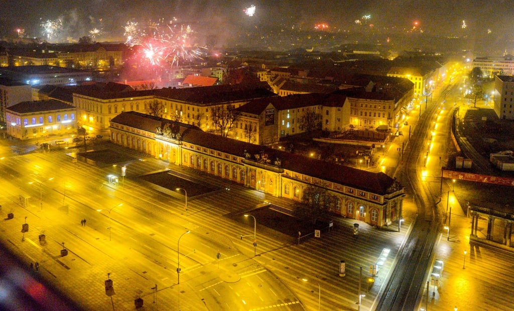 Blick vom Potsdamer Hotel Mercure auf die beleuchtete Breite Straße.