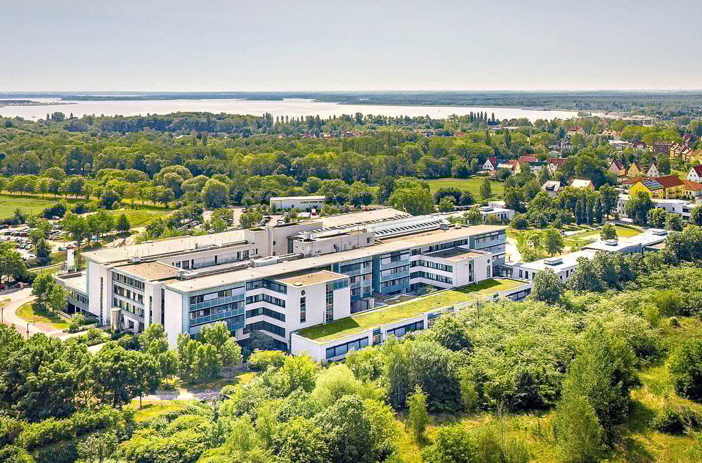 Das Klinikum als tragende Säule des Gesundheitszentrums Bitterfeld/Wolfens liegt eingebettet im Grünen am Wasser.
